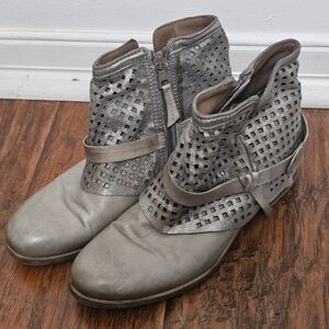 Women's Miz Mooz Verona Collection Taupe Ankle Boot Leather Metallic Size 40